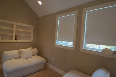Diseño de dormitorio principal tradicional renovado de tamaño medio con paredes beige y suelo de madera clara