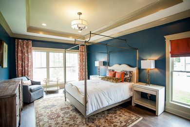 オレンジカウンティにある中くらいなトランジショナルスタイルのおしゃれな主寝室 (青い壁、濃色無垢フローリング) のレイアウト