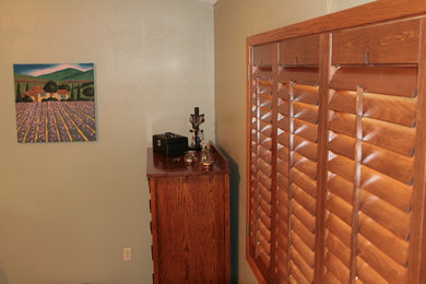 Imagen de dormitorio principal de estilo americano de tamaño medio con paredes beige