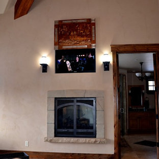 Foto de dormitorio principal, tradicional, de tamaño medio, con paredes beige, chimenea tradicional, marco de chimenea de piedra, suelo de madera oscura y suelo marrón