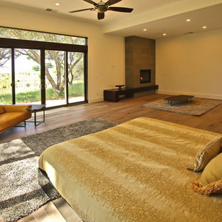 Foto de dormitorio principal, contemporáneo, grande, con paredes blancas, suelo de madera clara, chimenea tradicional, marco de chimenea de baldosas y/o azulejos y suelo gris