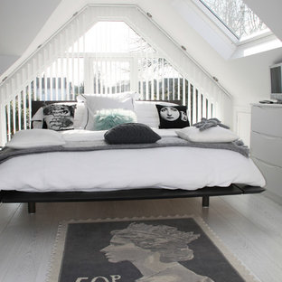 Esempio di una camera da letto scandinava con pareti bianche, pavimento in legno verniciato e pavimento grigio