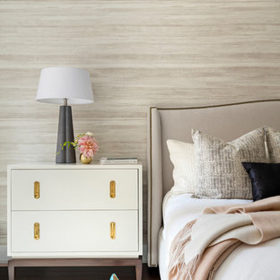 Großes Klassisches Hauptschlafzimmer ohne Kamin mit beiger Wandfarbe, beigem Boden und Porzellan-Bodenfliesen in New York