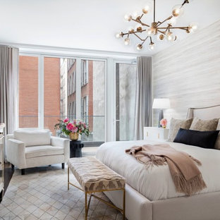Großes Klassisches Hauptschlafzimmer ohne Kamin mit beiger Wandfarbe, Porzellan-Bodenfliesen und beigem Boden in New York