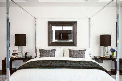 ニューヨークにある巨大なコンテンポラリースタイルのおしゃれな主寝室 (白い壁)