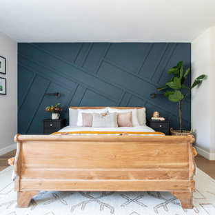 Mittelgroßes Landhaus Hauptschlafzimmer mit blauer Wandfarbe, hellem Holzboden und Wandpaneelen in San Francisco
