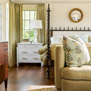Großes Mediterranes Hauptschlafzimmer ohne Kamin mit braunem Boden, weißer Wandfarbe und braunem Holzboden in Dallas