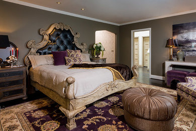 コロンバスにある広いトラディショナルスタイルのおしゃれな主寝室 (グレーの壁、濃色無垢フローリング) のレイアウト
