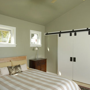 Diseño de dormitorio contemporáneo, de tamaño medio, con paredes beige y suelo de bambú