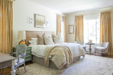 Ejemplo de dormitorio principal romántico grande con paredes blancas y suelo de madera en tonos medios