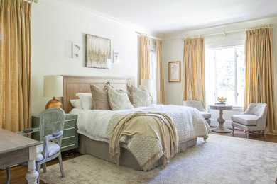 Idées déco pour une grande chambre parentale romantique avec un mur blanc et un sol en bois brun.