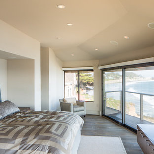 Diseño de dormitorio principal, contemporáneo, de tamaño medio, sin chimenea, con paredes beige y suelo de madera en tonos medios