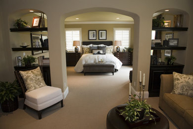 Imagen de dormitorio principal clásico renovado grande sin chimenea con paredes marrones, moqueta y suelo beige