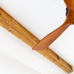 Modelo de dormitorio principal, rural, pequeño, sin chimenea, con paredes blancas, suelo de madera clara y suelo amarillo