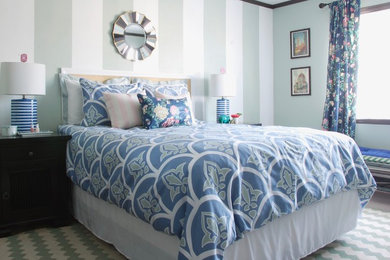 ニューヨークにある中くらいなトラディショナルスタイルのおしゃれな主寝室 (青い壁、カーペット敷き、ベージュの床)