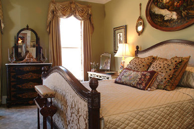 Imagen de dormitorio principal tradicional grande con paredes verdes y moqueta