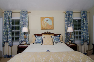 ローリーにある中くらいなトラディショナルスタイルのおしゃれな主寝室 (白い壁、カーペット敷き、ベージュの床) のインテリア