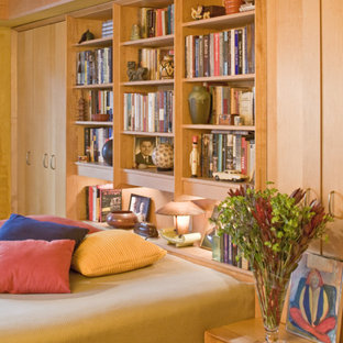 Foto de dormitorio principal, actual, con suelo de corcho y suelo marrón