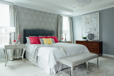 Imagen de dormitorio principal clásico grande sin chimenea con paredes grises, moqueta y suelo gris