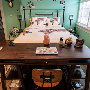 Diseño de habitación de invitados industrial, de tamaño medio, sin chimenea, con paredes verdes, suelo de madera oscura y suelo marrón