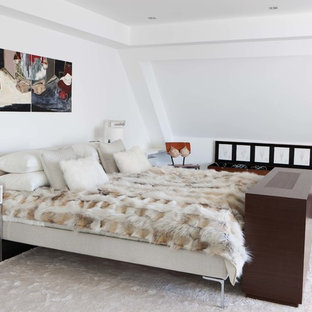 Diseño de dormitorio principal, moderno, de tamaño medio, con paredes blancas, suelo de madera oscura y suelo marrón