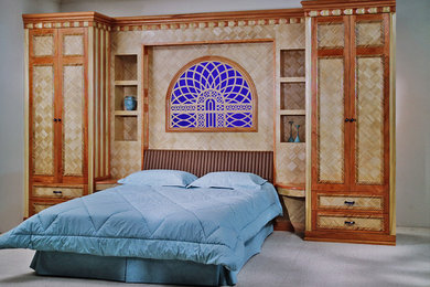 Imagen de dormitorio principal contemporáneo grande sin chimenea con paredes blancas y moqueta