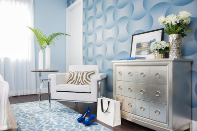 マイアミにある中くらいなトランジショナルスタイルのおしゃれな主寝室 (青い壁、濃色無垢フローリング、暖炉なし、茶色い床)