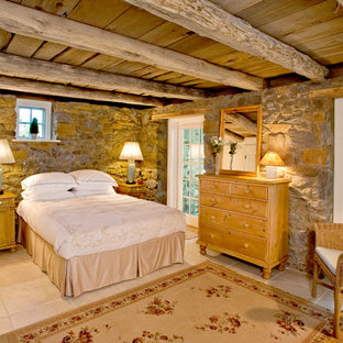 Ejemplo de dormitorio principal, de estilo de casa de campo, grande, con suelo de travertino