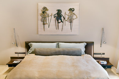 Bedroom - contemporary bedroom idea in Chicago