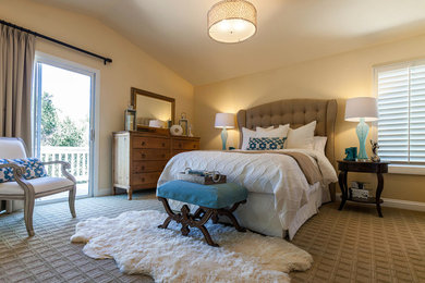 Modelo de dormitorio principal clásico renovado grande sin chimenea con paredes beige, moqueta y suelo beige