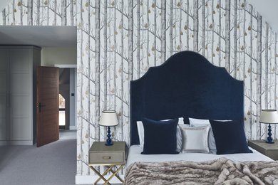 ハンプシャーにある広いコンテンポラリースタイルのおしゃれな主寝室 (マルチカラーの壁、カーペット敷き、グレーの床) のインテリア