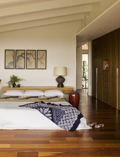 Midcentury Bedroom by Laidlaw Schultz architects