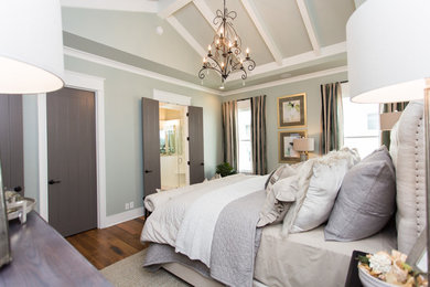 Ejemplo de dormitorio principal con paredes beige y moqueta