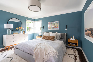 ロサンゼルスにある中くらいなミッドセンチュリースタイルのおしゃれな主寝室 (青い壁、濃色無垢フローリング、暖炉なし、茶色い床、照明、グレーとブラウン) のインテリア