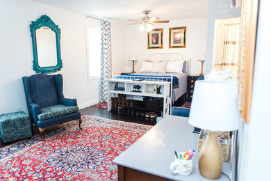 アトランタにある中くらいなトラディショナルスタイルのおしゃれな主寝室 (白い壁、濃色無垢フローリング、青い床) のインテリア