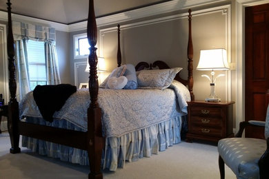 ニューヨークにある広いトラディショナルスタイルのおしゃれな主寝室 (ベージュの壁、カーペット敷き、暖炉なし、ベージュの床)