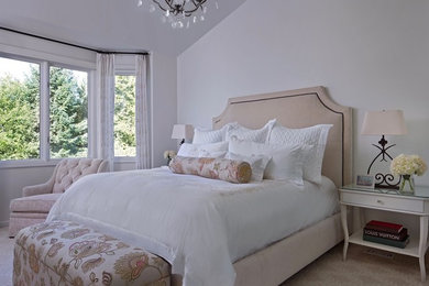デトロイトにあるトランジショナルスタイルのおしゃれな主寝室 (白い壁、カーペット敷き)