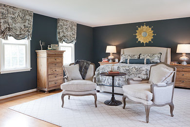 Свежая идея для дизайна: хозяйская спальня в стиле фьюжн с синими стенами - отличное фото интерьера