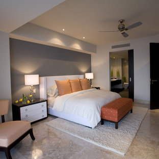 Modelo de dormitorio principal, minimalista, grande, sin chimenea, con paredes grises, suelo de mármol y suelo beige
