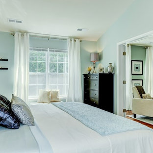 Imagen de dormitorio principal, tradicional renovado, grande, con paredes verdes y suelo de madera en tonos medios