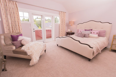 Aménagement d'une chambre classique de taille moyenne avec un mur rose, aucune cheminée et un sol beige.