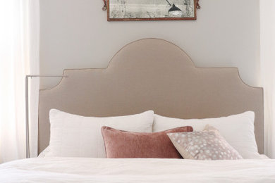 バーミングハムにある中くらいなトランジショナルスタイルのおしゃれな主寝室 (グレーの壁) のインテリア