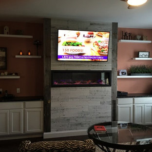 Modelo de dormitorio clásico renovado, de tamaño medio, con parades naranjas y chimenea tradicional