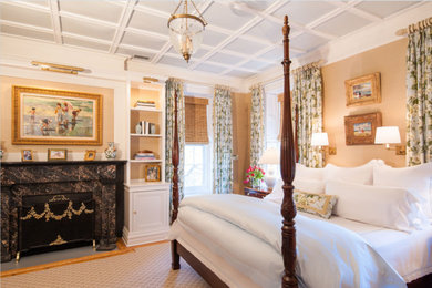 ニューヨークにある中くらいなトラディショナルスタイルのおしゃれな主寝室 (ベージュの壁、淡色無垢フローリング、標準型暖炉、石材の暖炉まわり、グレーの床) のレイアウト