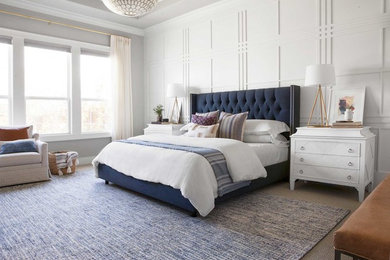 ダラスにある広いトランジショナルスタイルのおしゃれな主寝室 (白い壁、カーペット敷き、ベージュの床)