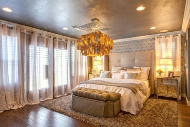 サンディエゴにある広いコンテンポラリースタイルのおしゃれな主寝室 (グレーの壁、濃色無垢フローリング、暖炉なし)
