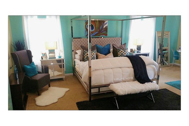 アトランタにある広いエクレクティックスタイルのおしゃれな主寝室 (青い壁、カーペット敷き、標準型暖炉、木材の暖炉まわり)