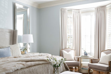 На фото: хозяйская спальня среднего размера в стиле неоклассика (современная классика) с синими стенами, темным паркетным полом и коричневым полом без камина