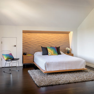 Diseño de dormitorio principal, actual, de tamaño medio, con paredes blancas, suelo de madera oscura y suelo negro