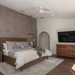 Großes Landhausstil Hauptschlafzimmer mit grauer Wandfarbe, Porzellan-Bodenfliesen und braunem Boden in Miami